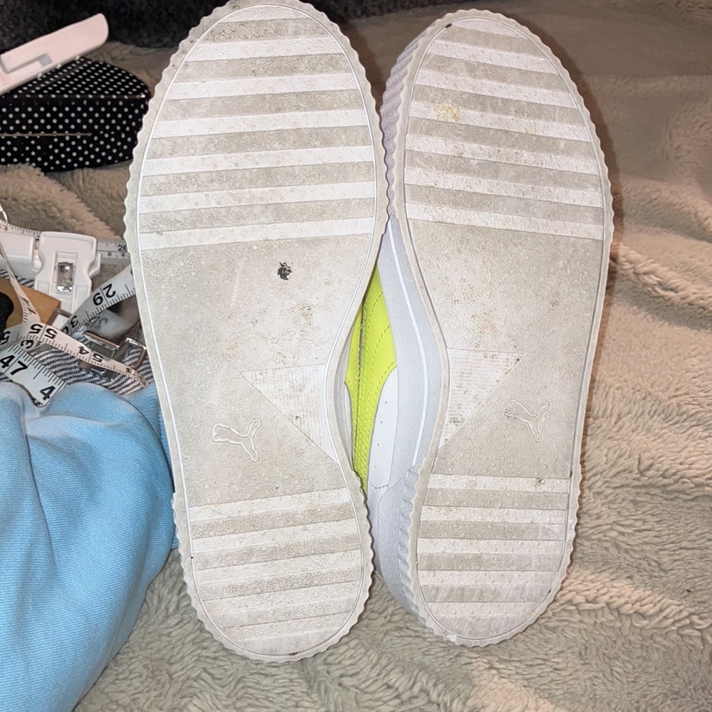 🧜♀️ Puma Classic Woman’s Sneakers, Size 8 - Picture 4 of 8
